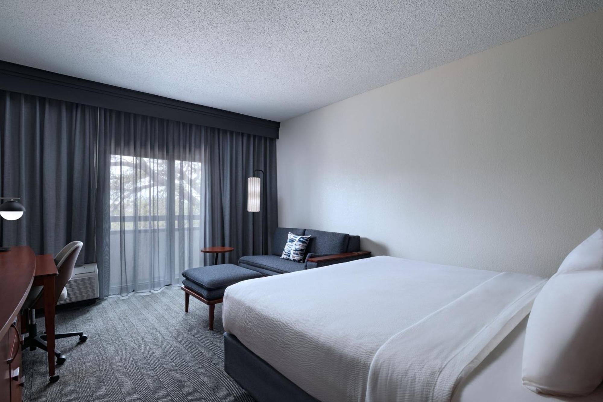 Courtyard By Marriott Dallas Richardson At Spring Valley Экстерьер фото